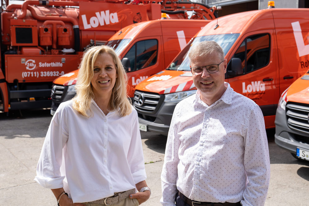 Teamfoto von LoWa vor Servicefahrzeugen als Bild für das Unternehmen, Erfahrung und persönliche Ansprechpartner.